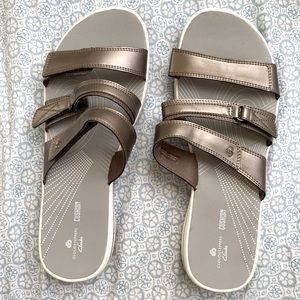 Clarks Cloudsteppers Women Pewter Cushion Soft  Flip Flop Size 11M